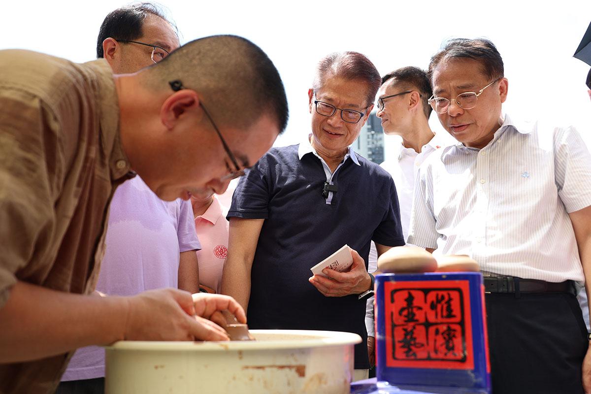 陳茂波(右二)欣賞潮州手拉朱泥壺製作過程。(大會提供)