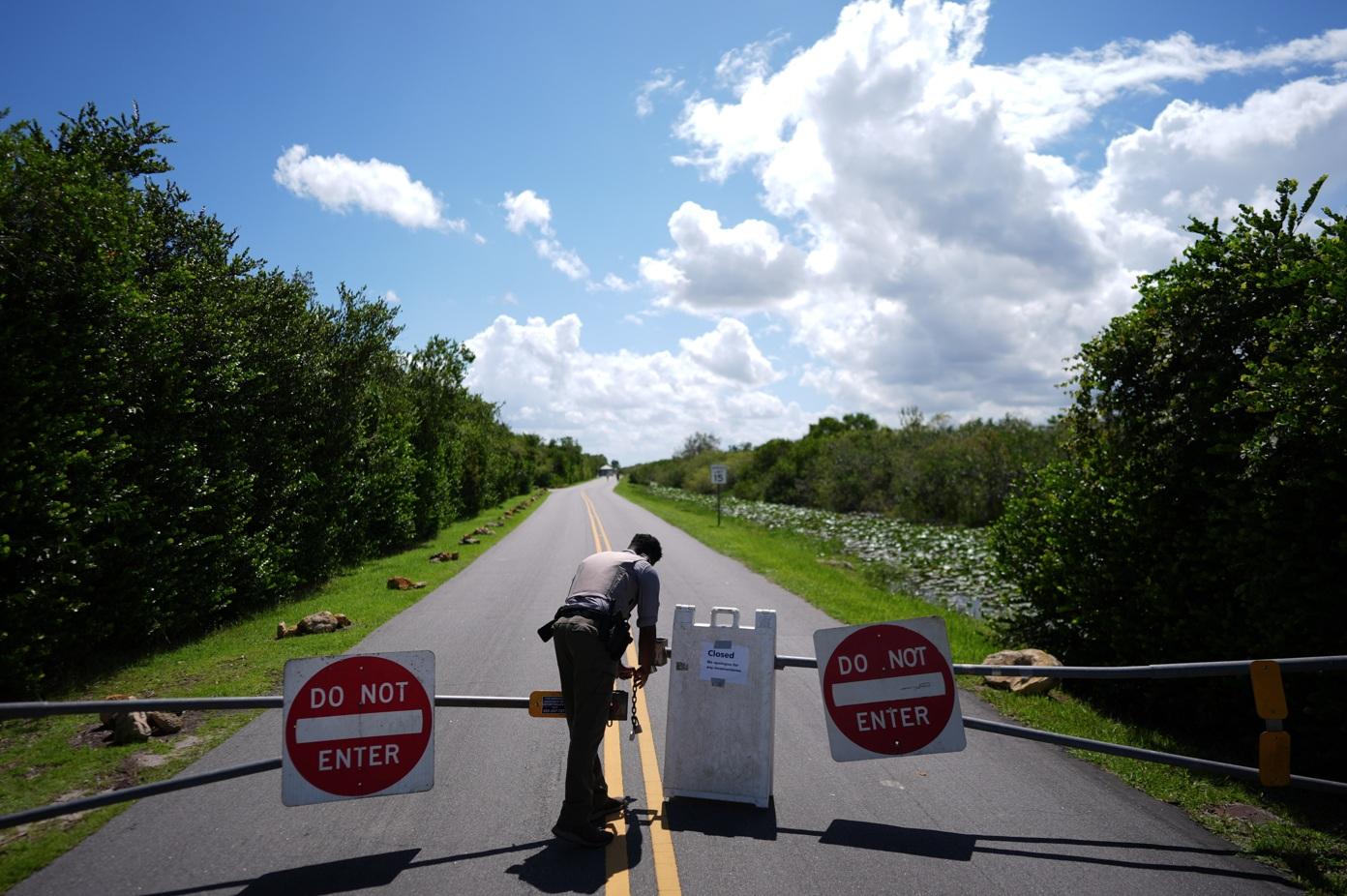 佛州大沼澤地國家公園關閉,職員封鎖行車道。(美聯社)