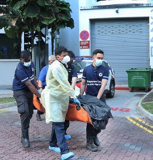 工作人員從單位移走遺體。(互聯網)