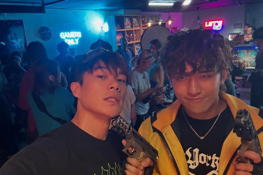 柯煒林分享《觸電》幕後花絮照片,ANSONBEAN在戲中演其打機虛擬角色。(IG@willallwailam)