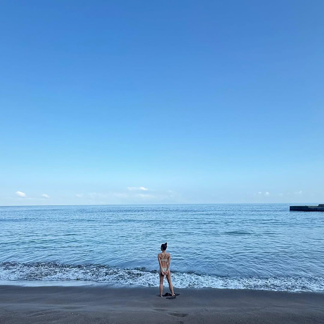 芯駖在社交平台大晒三點式泳衣露背照。(IG@芯駖)