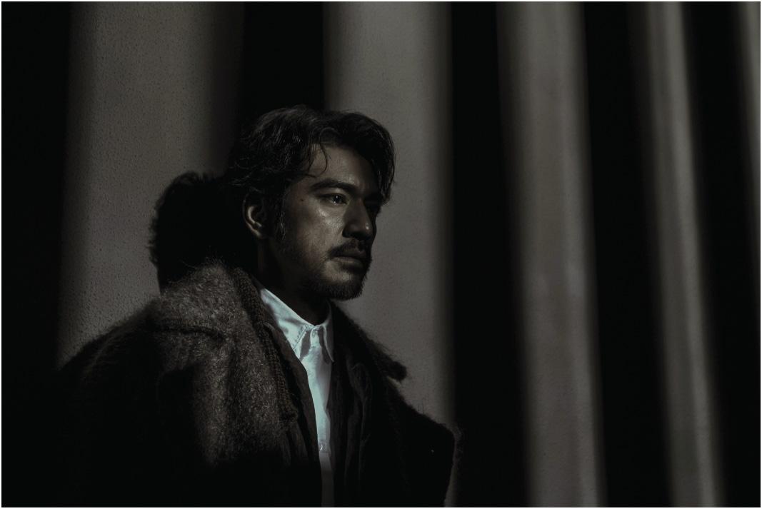 金城武飾演富商李霧童。