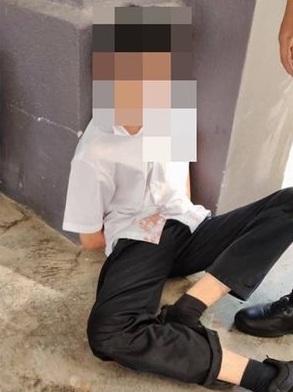 涉案男學生雙手反綁,被制服在地。(互聯網)