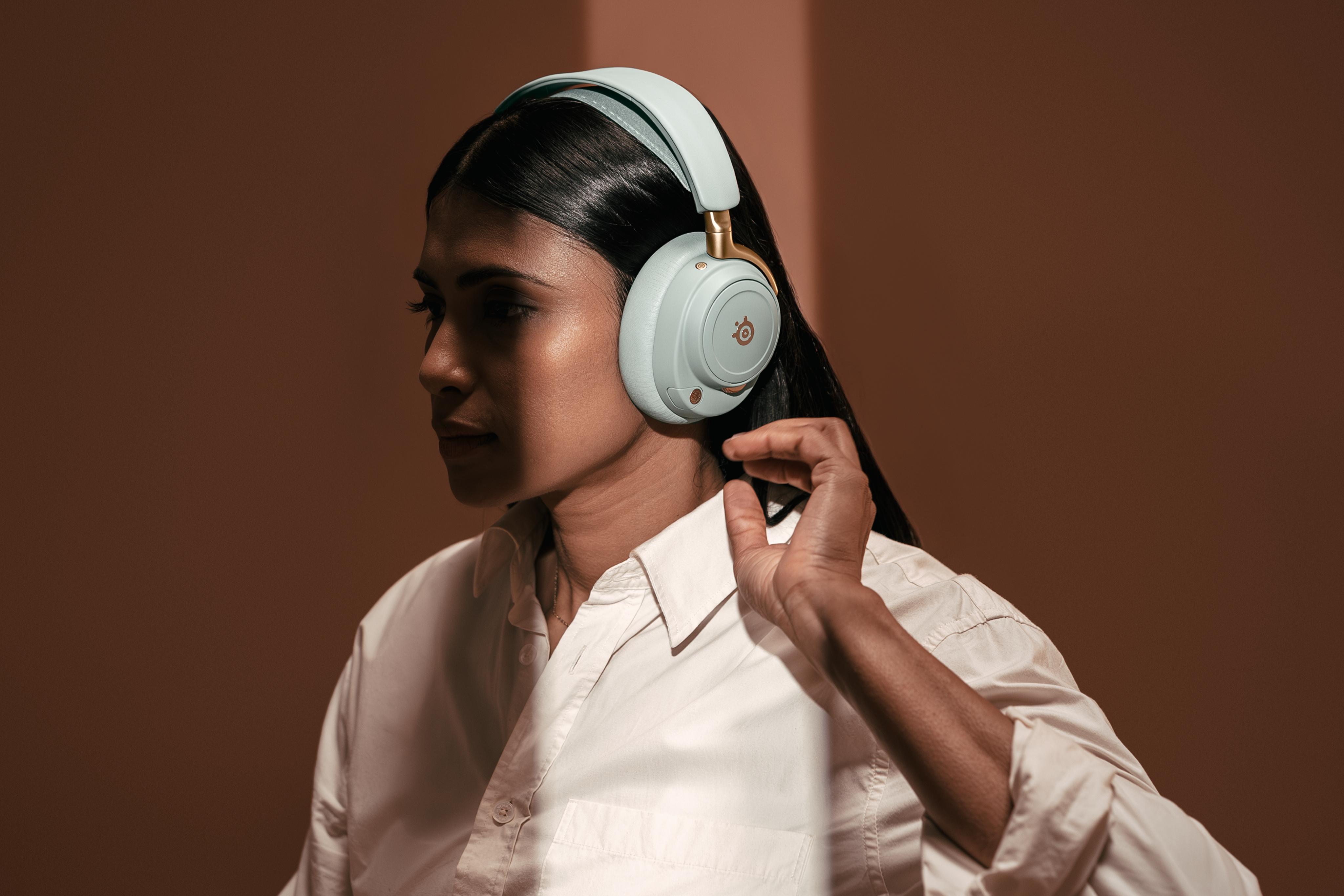 SteelSeries Arctis Nova Elite即使日常佩戴都不突兀。