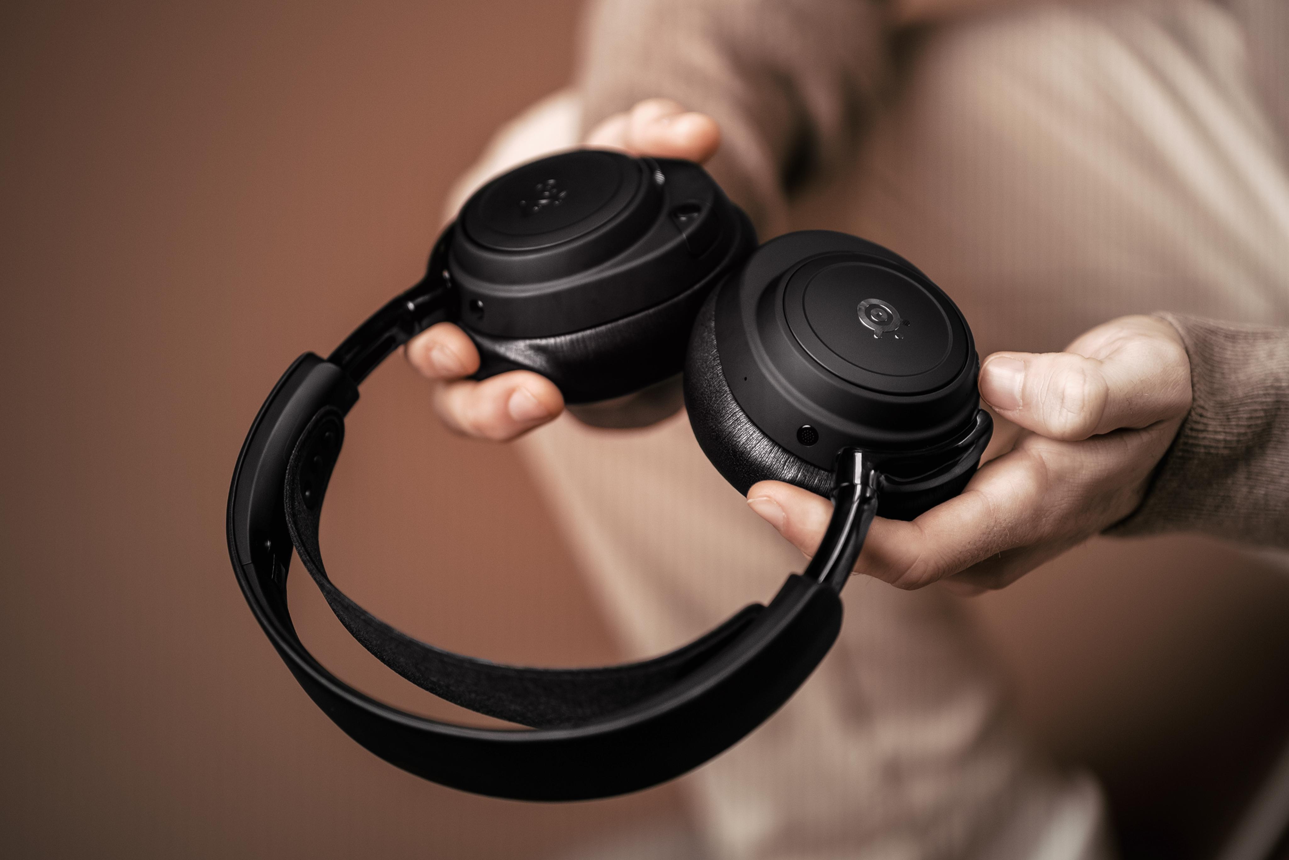 SteelSeries Arctis Nova Elite設計簡約易襯。