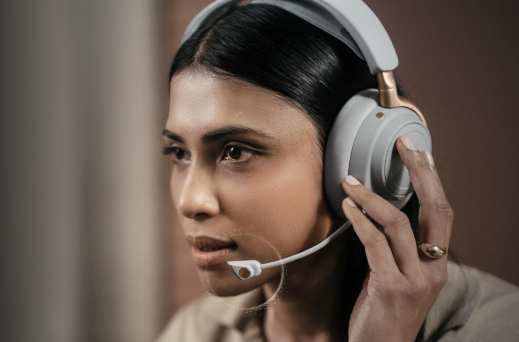 SteelSeries Arctis Nova Elite備有雙咪高峰及降噪設計。