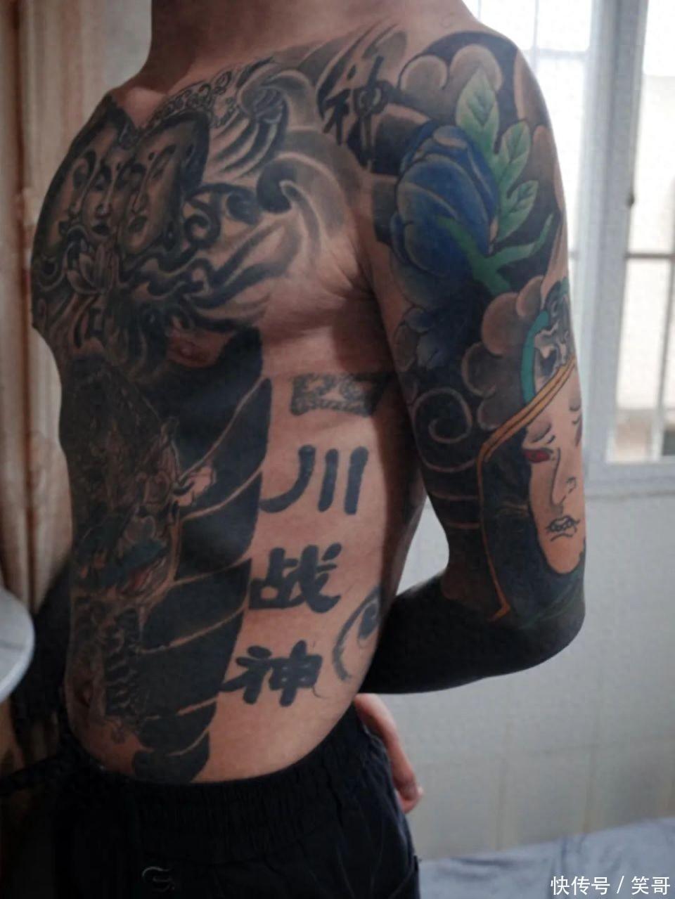 「紋面男孩」夏朝勇9歲起第一次紋身。
