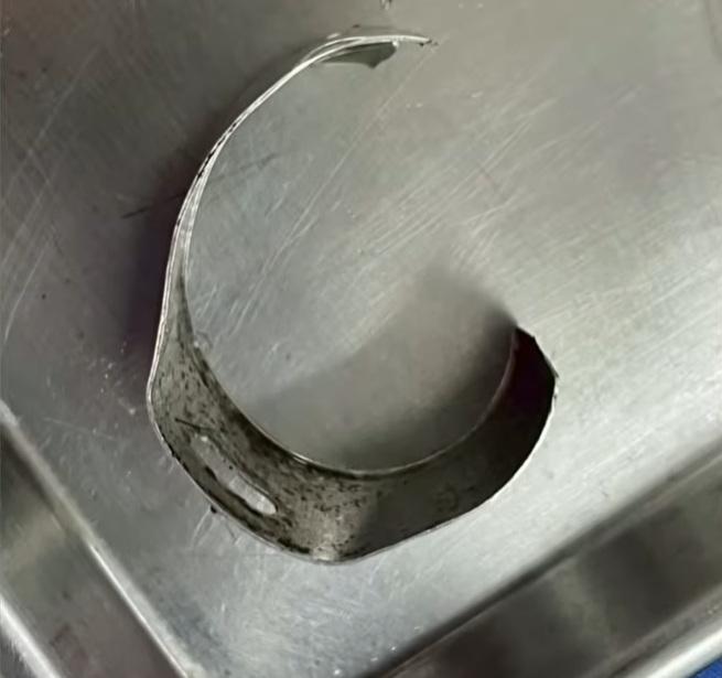 救援隊員用工具切開「鎖住」男子生殖器的金屬環圈並移除。(互聯網)