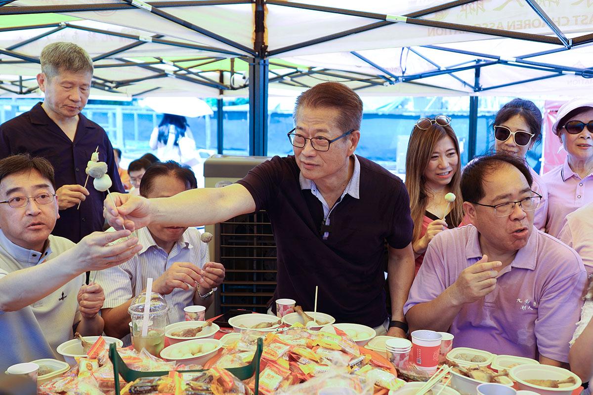 陳茂波(右二)品嘗多款潮汕特色飲食後,用潮州話大讚「好好食」。(大會提供)