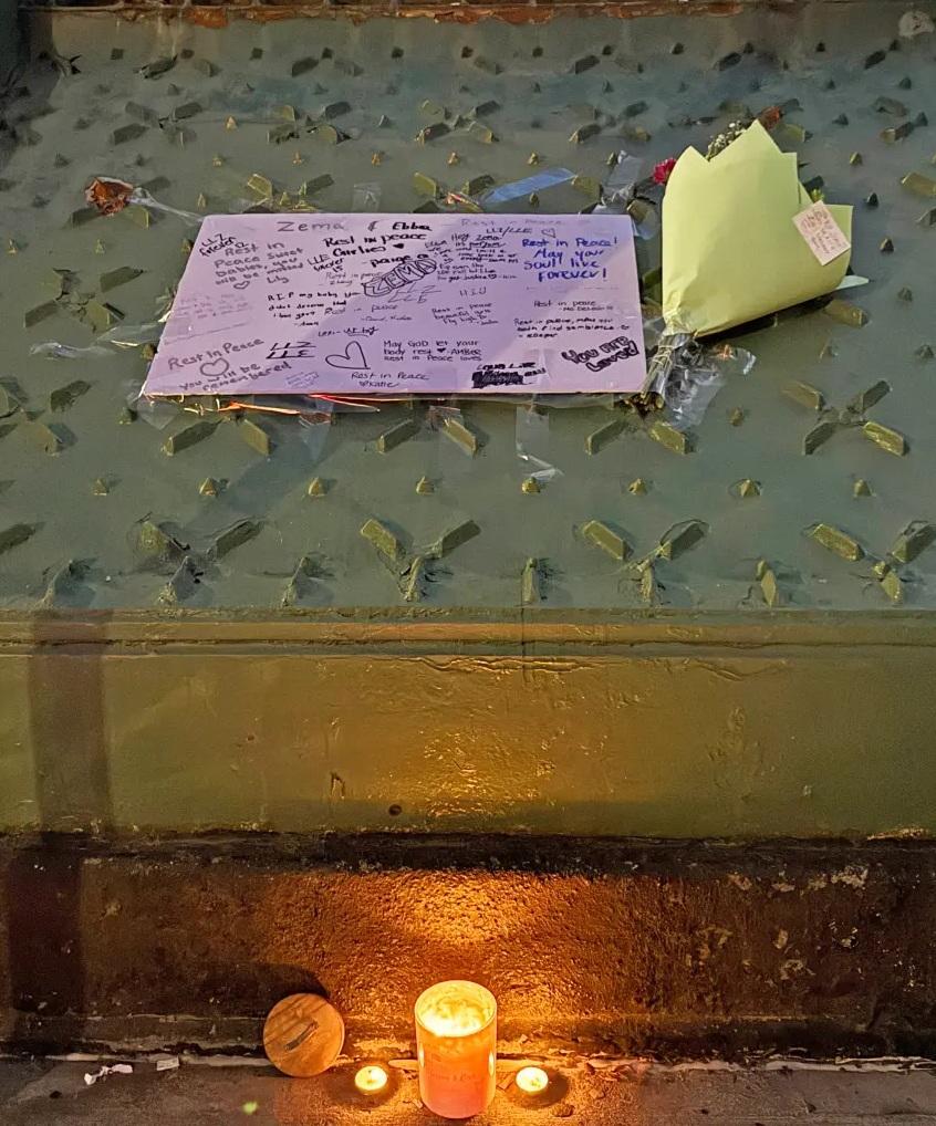 有人放置蠟燭和心意卡等物品,悼念兩名少女。(互聯網)