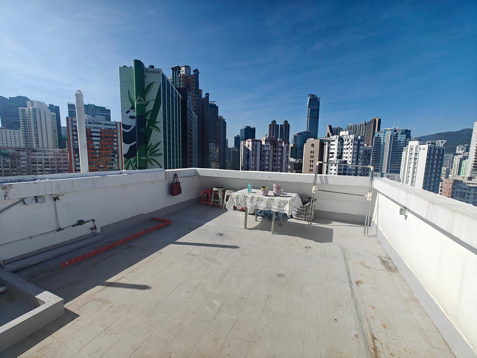 荃灣花園兩房連天台戶,成交價426萬元,天台面積有332方呎。(代理提供)