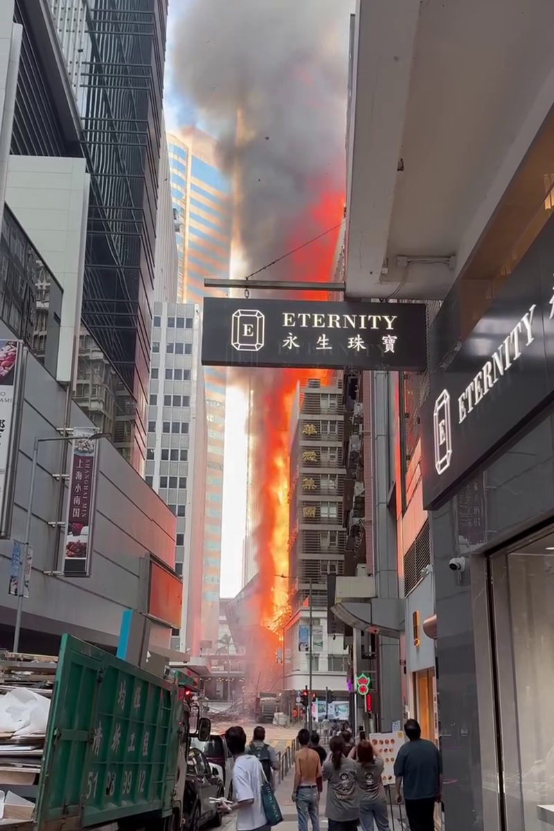 華懋大廈周六發生三級火。(Threads用戶gessicary片段截圖)