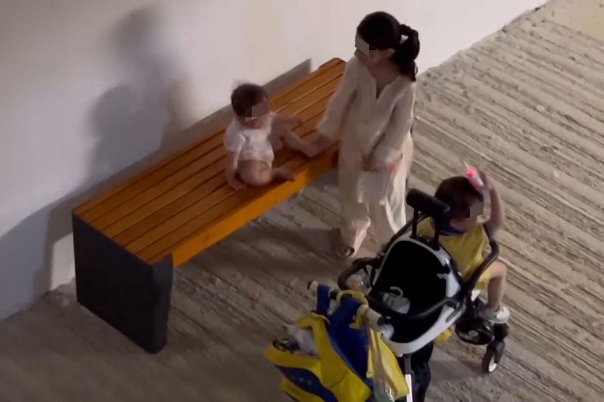 一名女童涉嫌兩次將女嬰從長櫈推落地。(網上片段截圖)