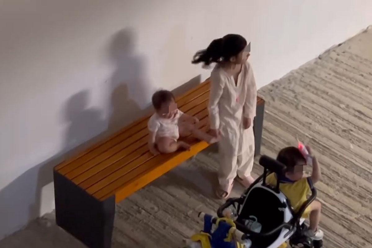 一名女童涉嫌兩次將女嬰從長櫈推落地。(網上片段截圖)