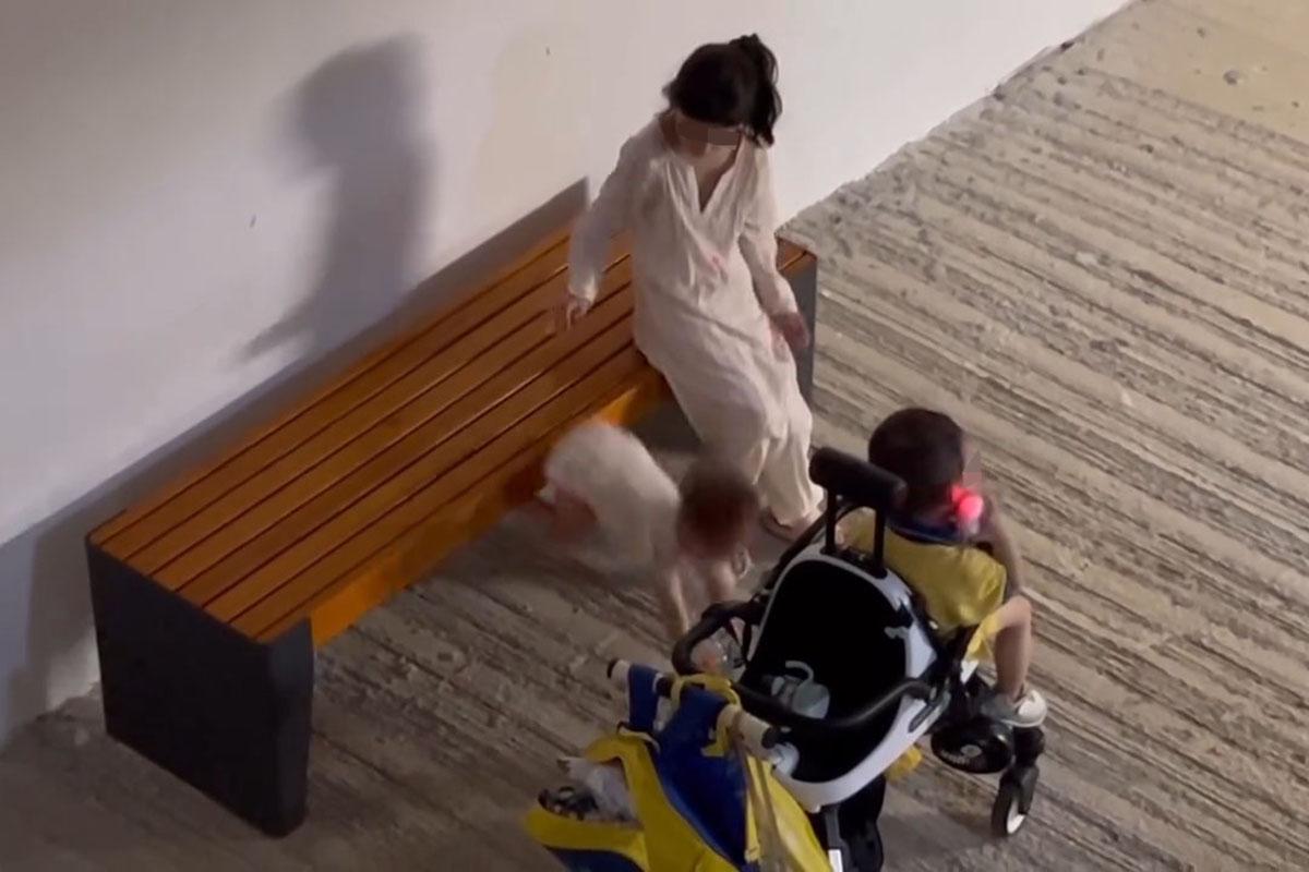 一名女童涉嫌兩次將女嬰從長櫈推落地。(網上片段截圖)