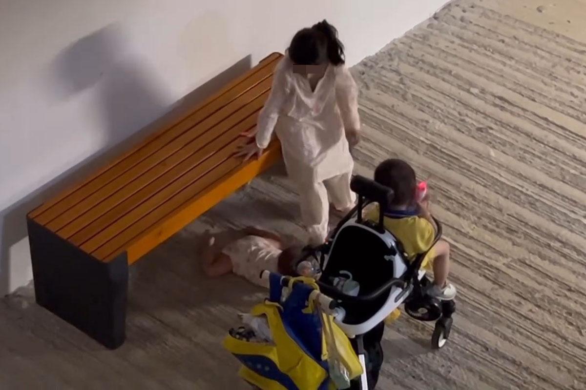 一名女童涉嫌兩次將女嬰從長櫈推落地。(網上片段截圖)