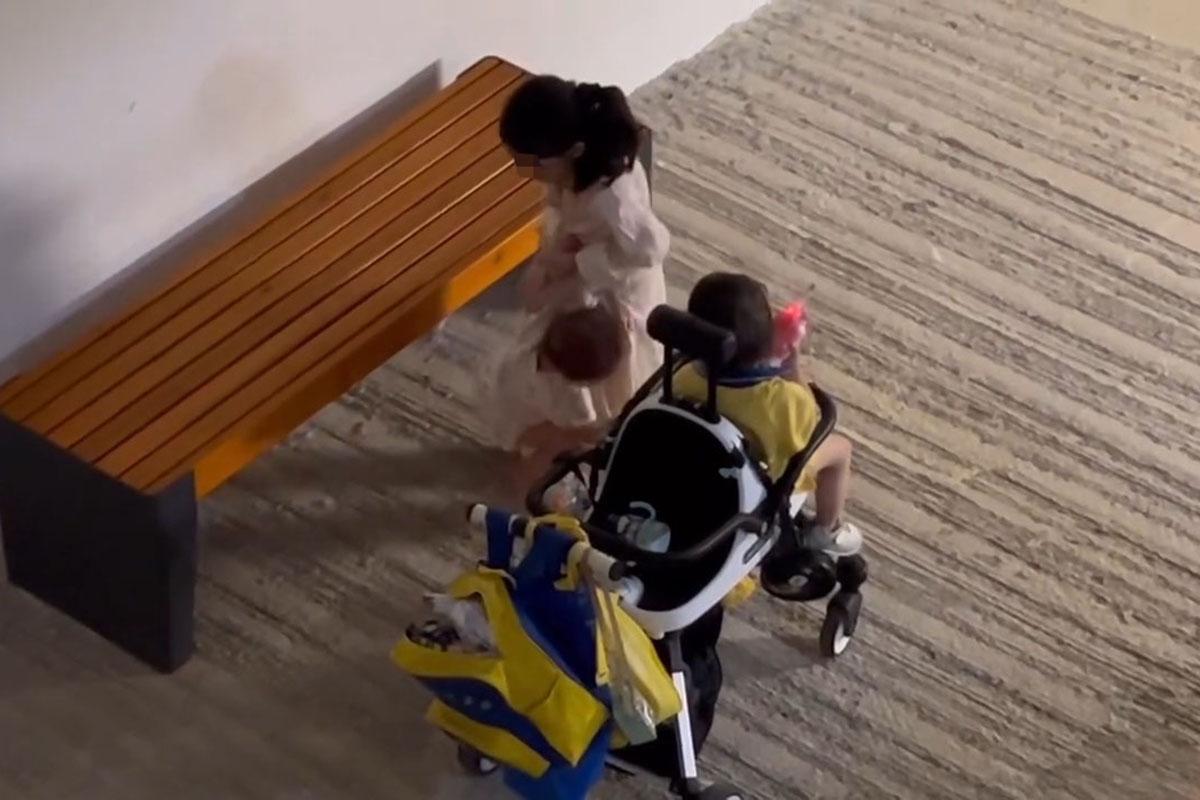 一名女童涉嫌兩次將女嬰從長櫈推落地。(網上片段截圖)