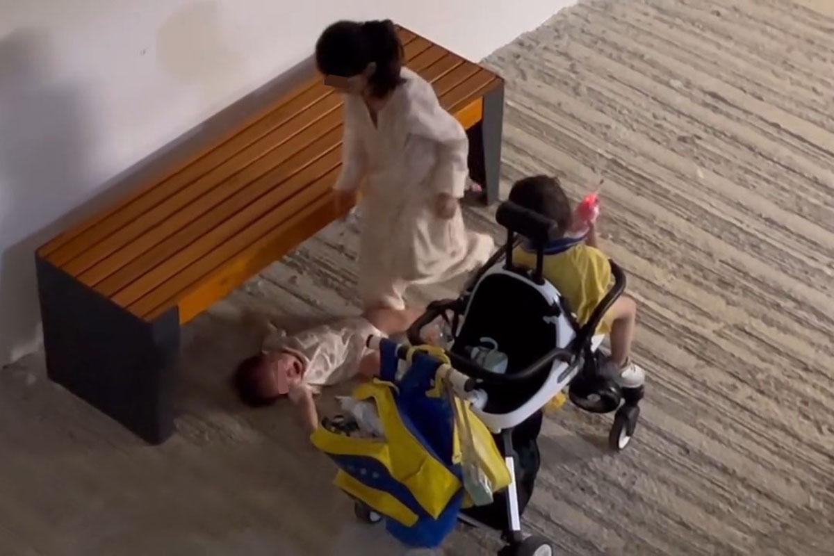 一名女童涉嫌兩次將女嬰從長櫈推落地。(網上片段截圖)