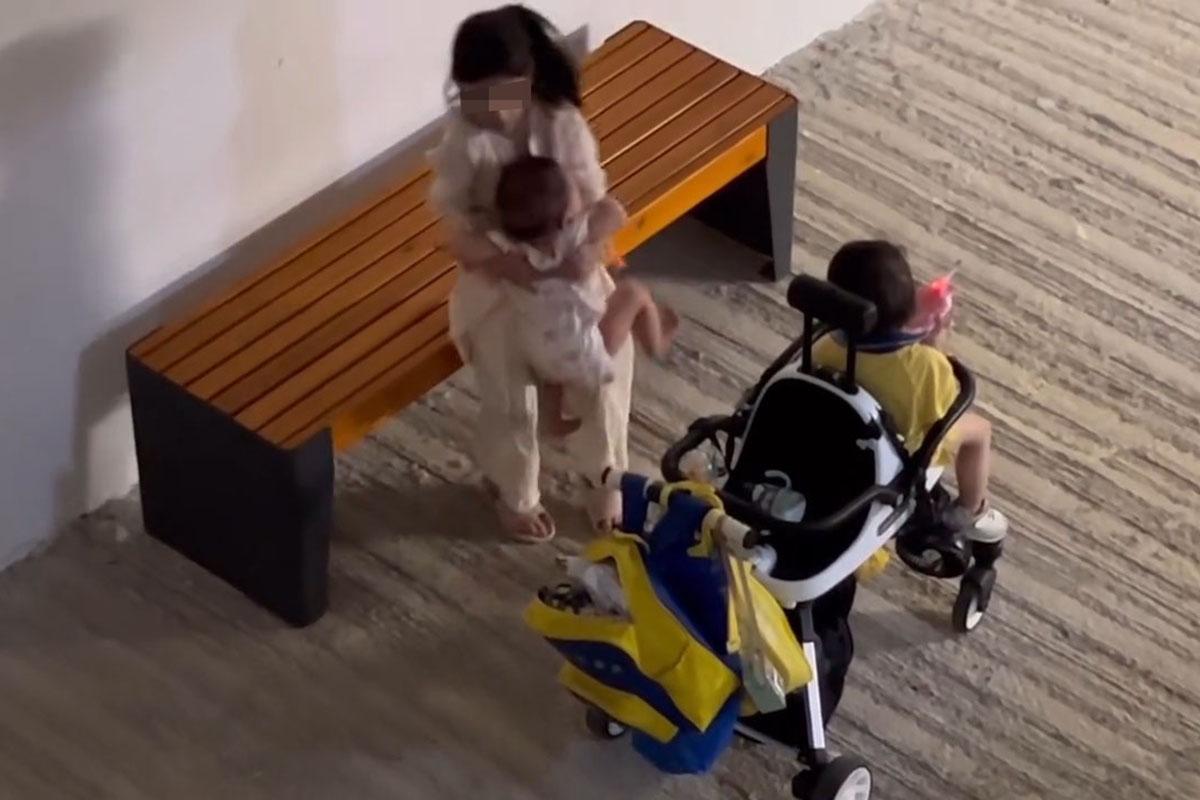 一名女童涉嫌兩次將女嬰從長櫈推落地。(網上片段截圖)