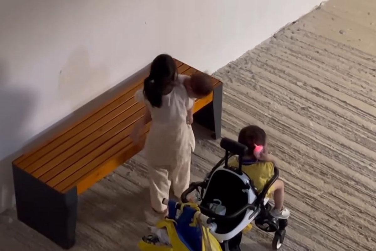 一名女童涉嫌兩次將女嬰從長櫈推落地。(網上片段截圖)