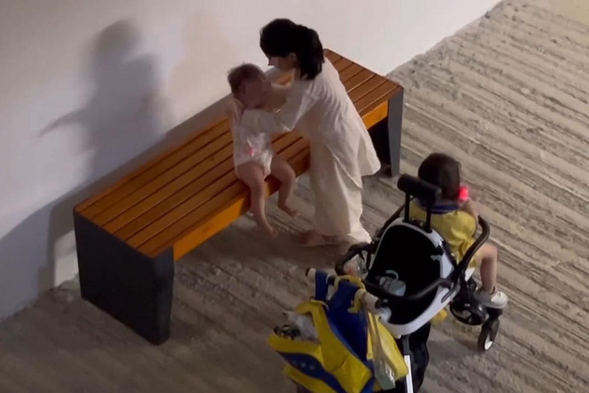 一名女童涉嫌兩次將女嬰從長櫈推落地。(網上片段截圖)