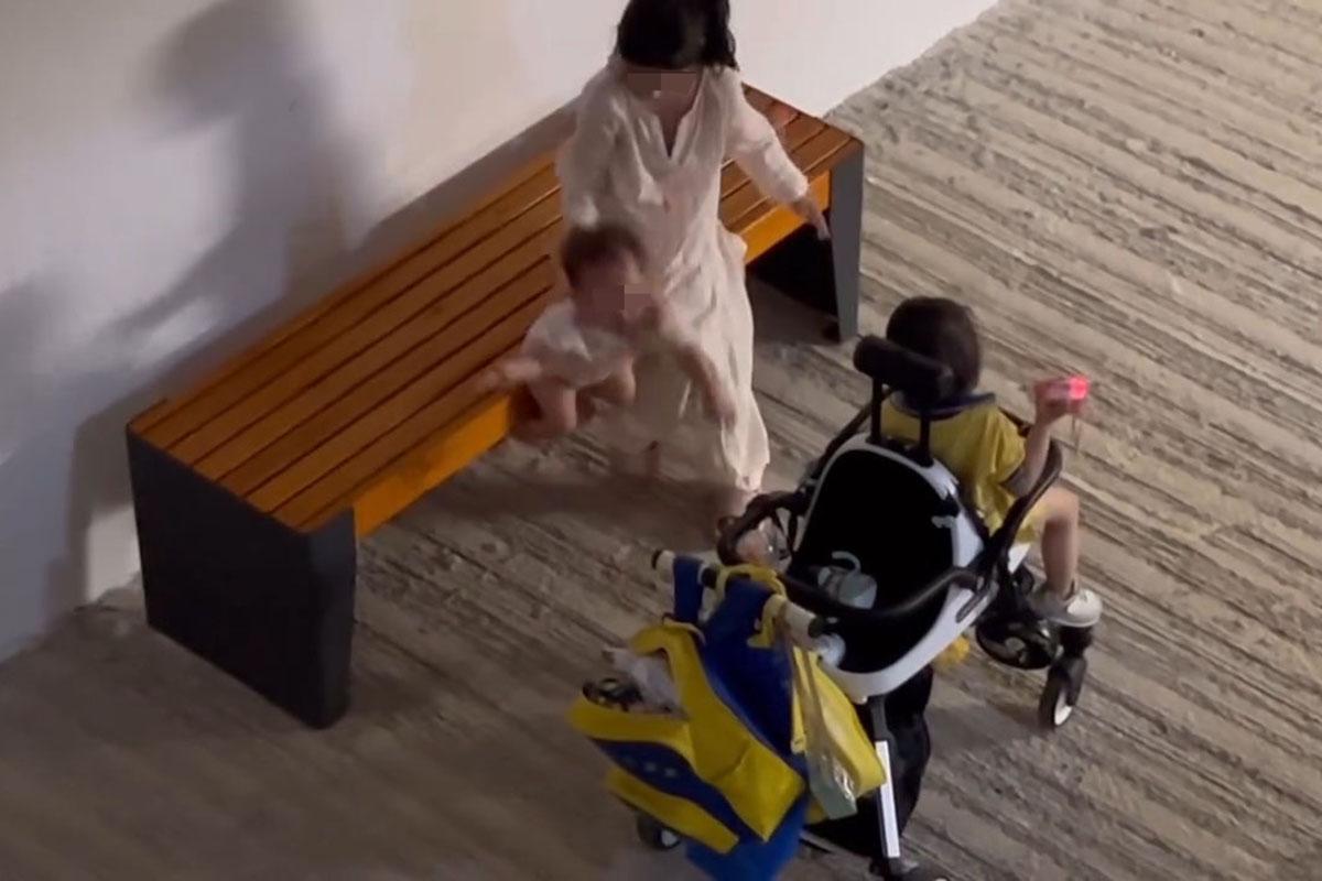 一名女童涉嫌兩次將女嬰從長櫈推落地。(網上片段截圖)
