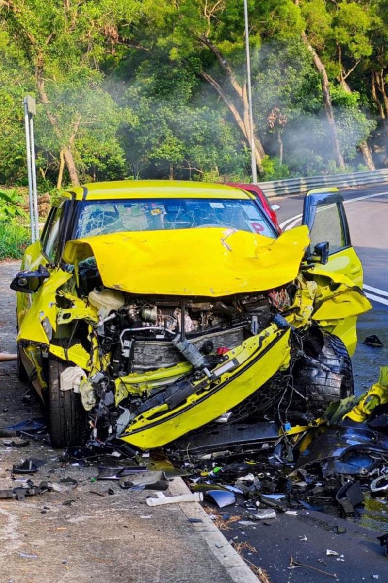 新娘潭路周日早上發生交通意外。(FB群組「馬路的事討論區」)