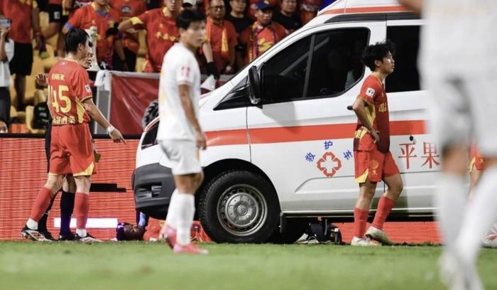 廣西隊的外援被送上救護車。(網上圖片)