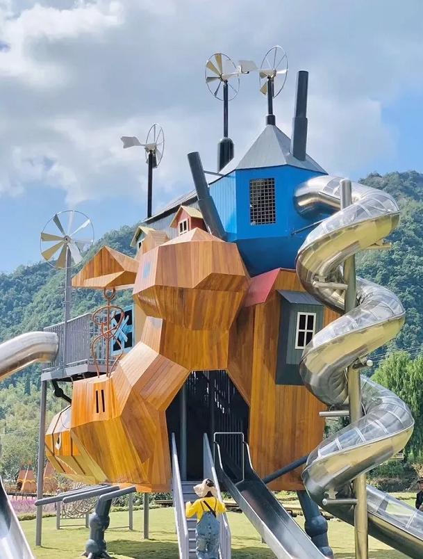 雲南麗江「荒野之國」景區成為話題,有網民指展出的「人形蜈蚣」與「三面女孩」等作品畫風詭異嚇人。(網上圖片)