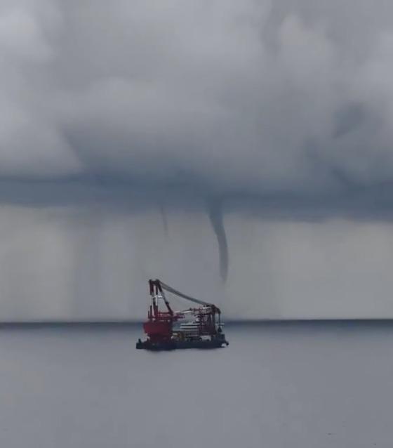 山東現「雙水龍捲」罕見奇景!持續10分鐘