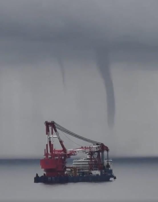 山東現「雙水龍捲」罕見奇景!持續10分鐘