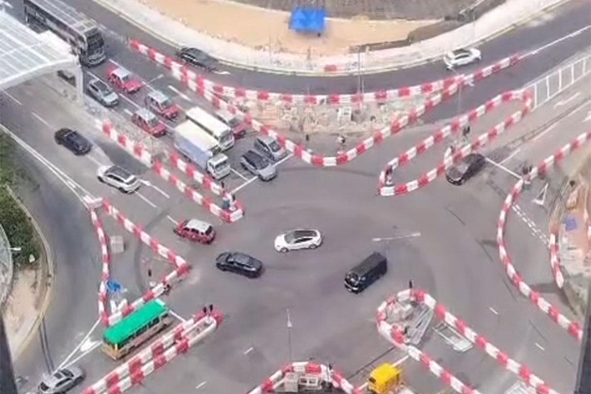 影業路、寶寧路及常寧路交界已改為交通燈十字路口。(網上影片截圖)