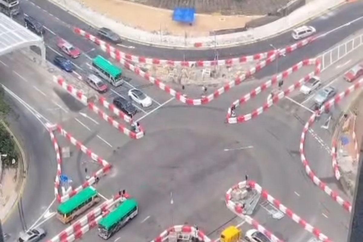 影業路、寶寧路及常寧路交界已改為交通燈十字路口。(網上影片截圖)