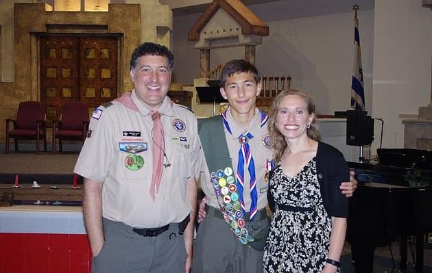 利特與家人合照。(互聯網)