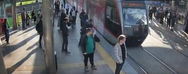 車站保安員及時伸手拉女子回路邊,讓她跌倒。(互聯網)