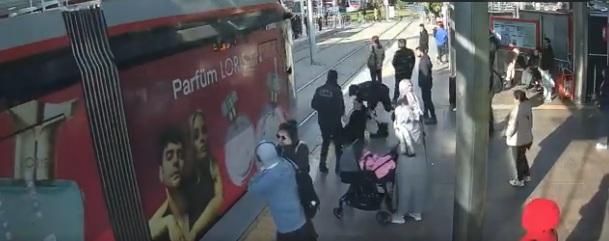 車站保安員及時伸手拉女子回路邊,讓她跌倒。(互聯網)