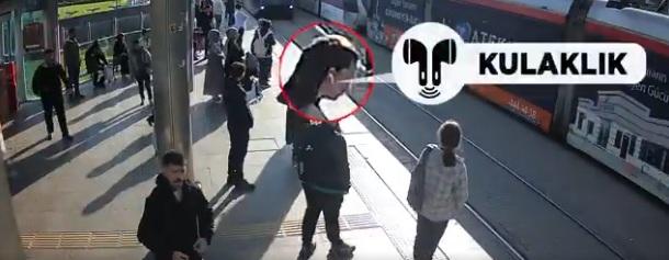 女子戴著耳機過馬路,沒察覺身邊情況,差點被電車撞到。(互聯網)