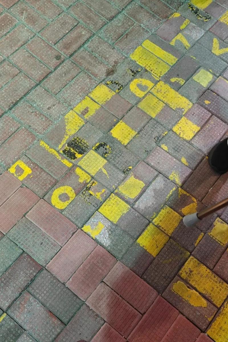 柴灣富城閣巴士站的排隊線,疑因路磚重鋪而變得「支離破碎」,有網民貼出其他更凌亂的排隊線。(Threads圖片)