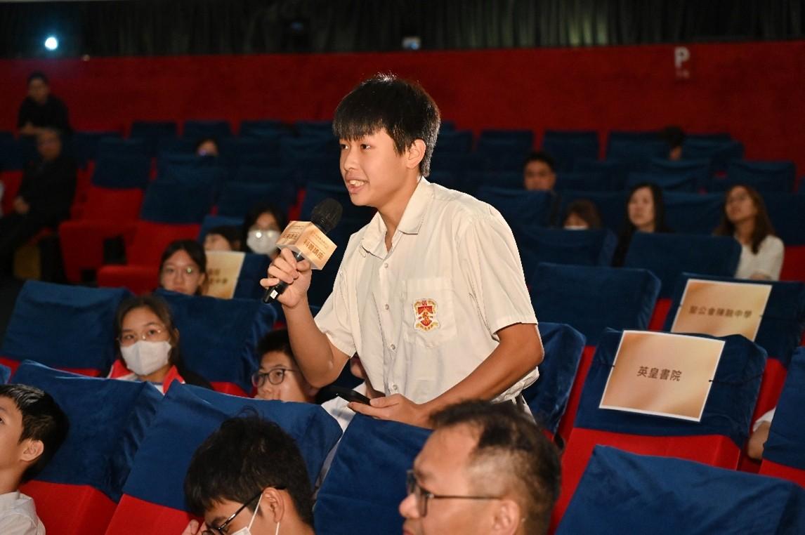 有中學生問及楊學明,認為香港的學生有哪方面的優勢。