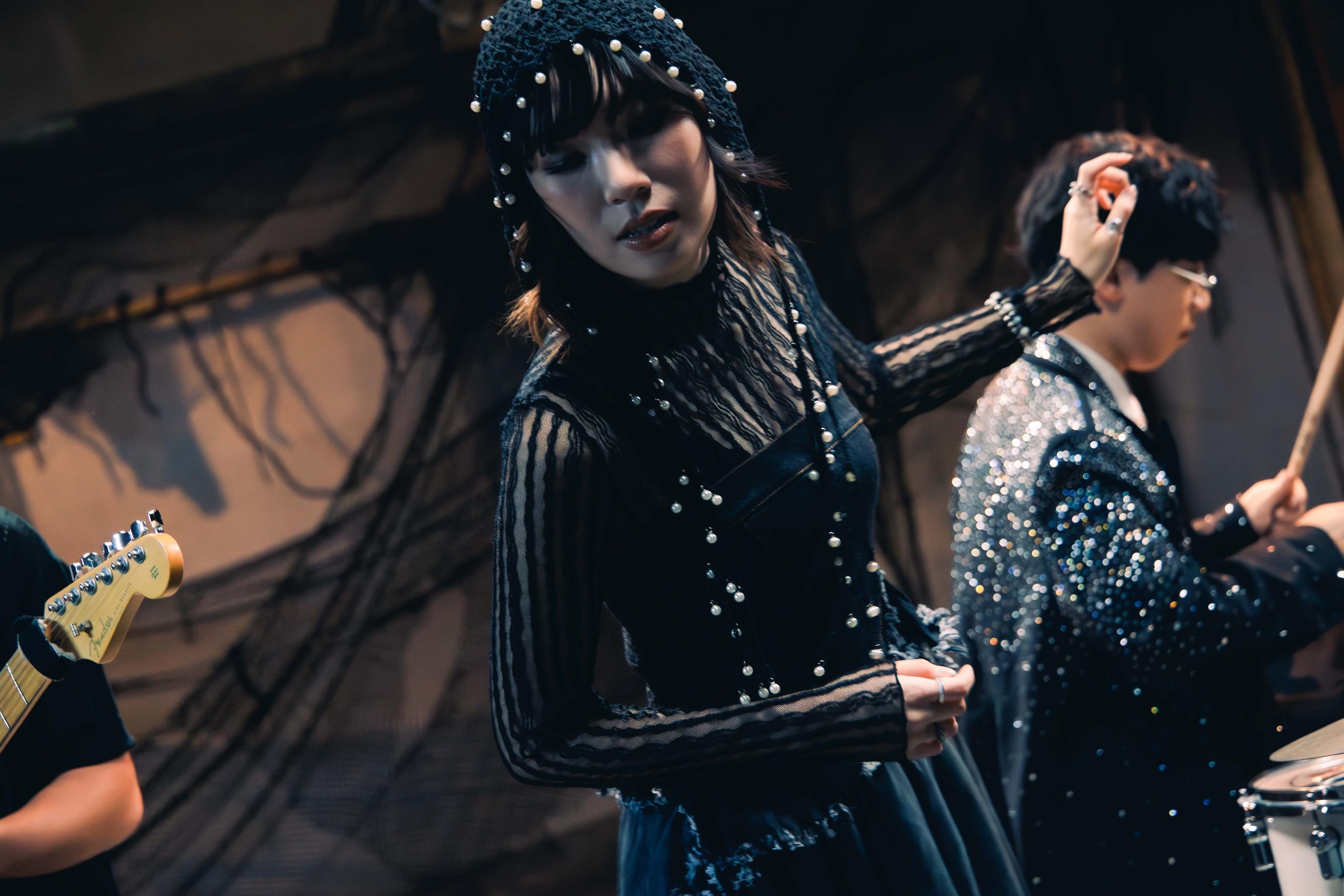 主音Emiko拍MV見到這螞蟻便立即向劇組詢問螞蟻去留。