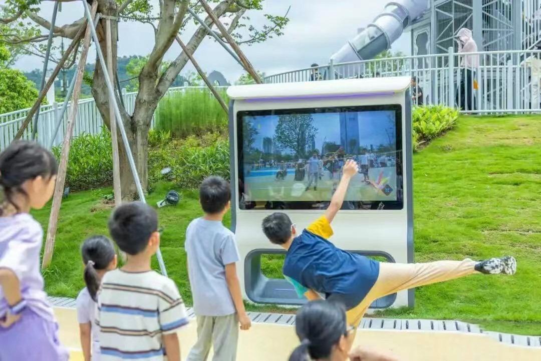 園內有不少圍繞運動的智能設施,大人與小朋友都能一同體驗做運動的樂趣。(圖片說明:深圳市城市管理監督指揮中心)