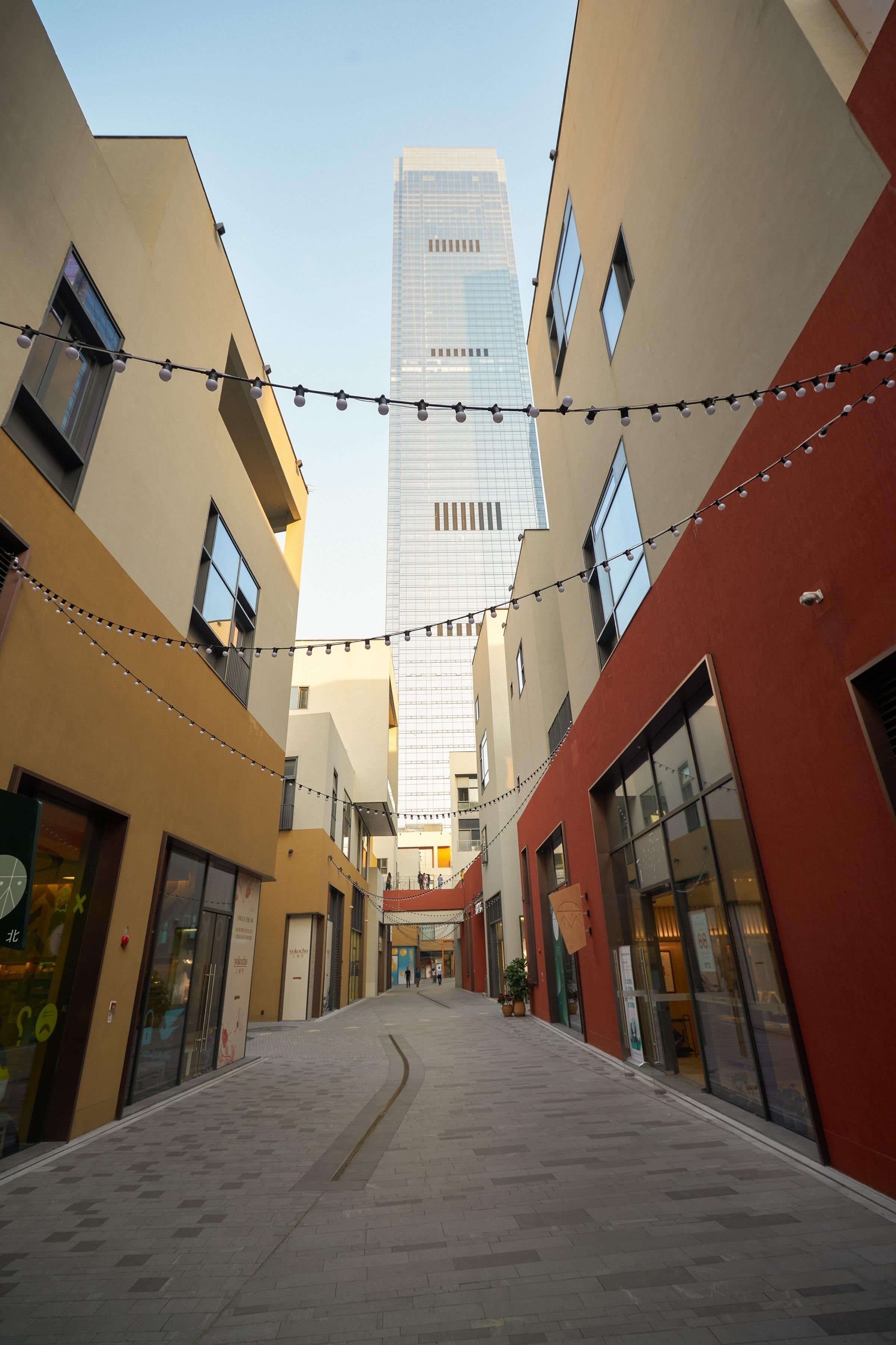 深業上城的歐陸小鎮式建築群,匯聚超過300個品牌,集購物與休閒於一體。(圖片來源:Shutterstock)