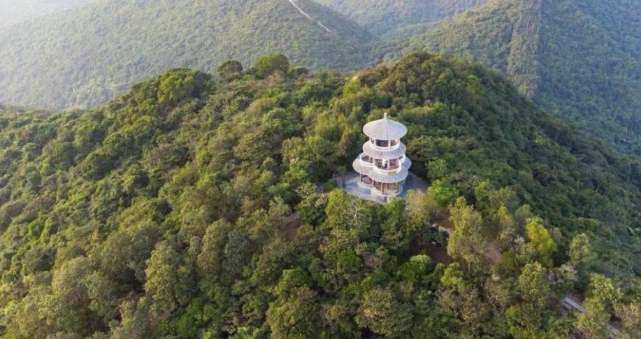 梅林山公園叢林密布,大腦殼為海林山最高峰,海拔最達386米,而海拔達362米的梅語閣(圖中),也是梅林山上的另一高峰,為梅林山最佳觀景台之一。為而圖中為有不少是深圳觀景圖為梅語閣(圖片來源:深圳城市管治及執法局)