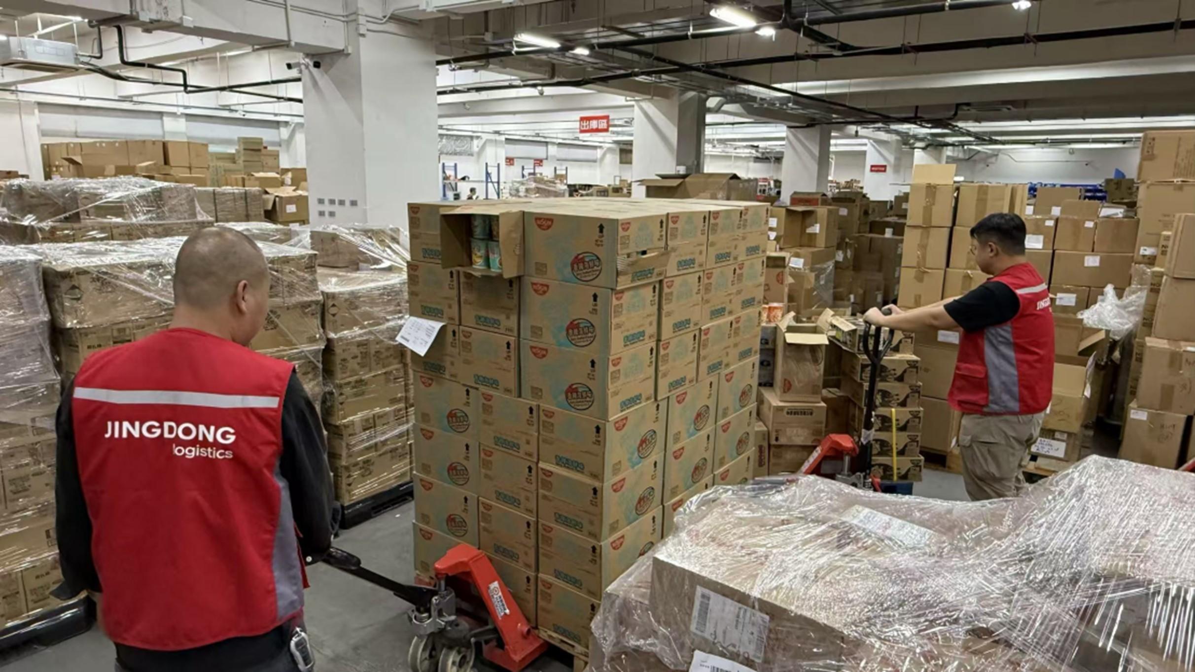 京東表示,旗下佳宝超市緊急調配飲用水、餅乾、麻薯、即食麵等生活急需物資