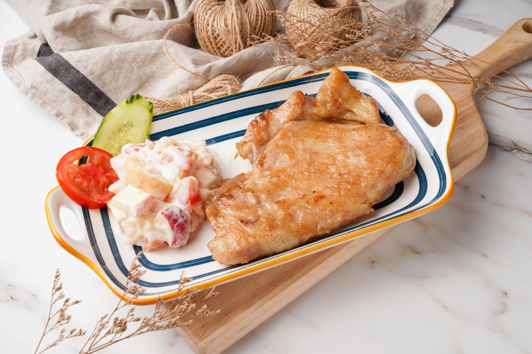 全運會比賽期間惠顧元朗冰室滿$100,可免費獲贈招牌厚豬扒一塊或冷、熱飲一杯。