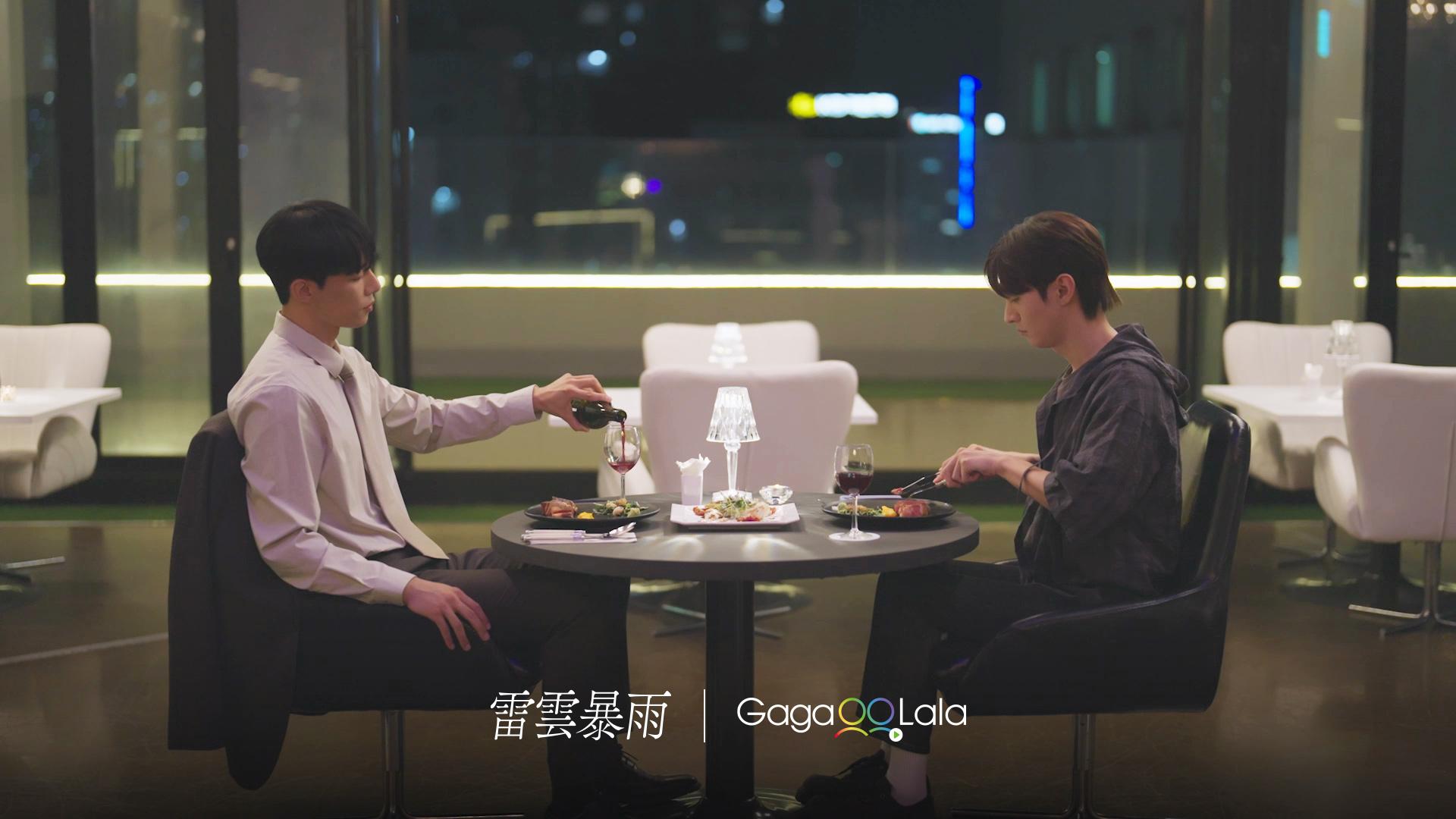 兩人在一次酒精催化後的夜晚跨越了紅線