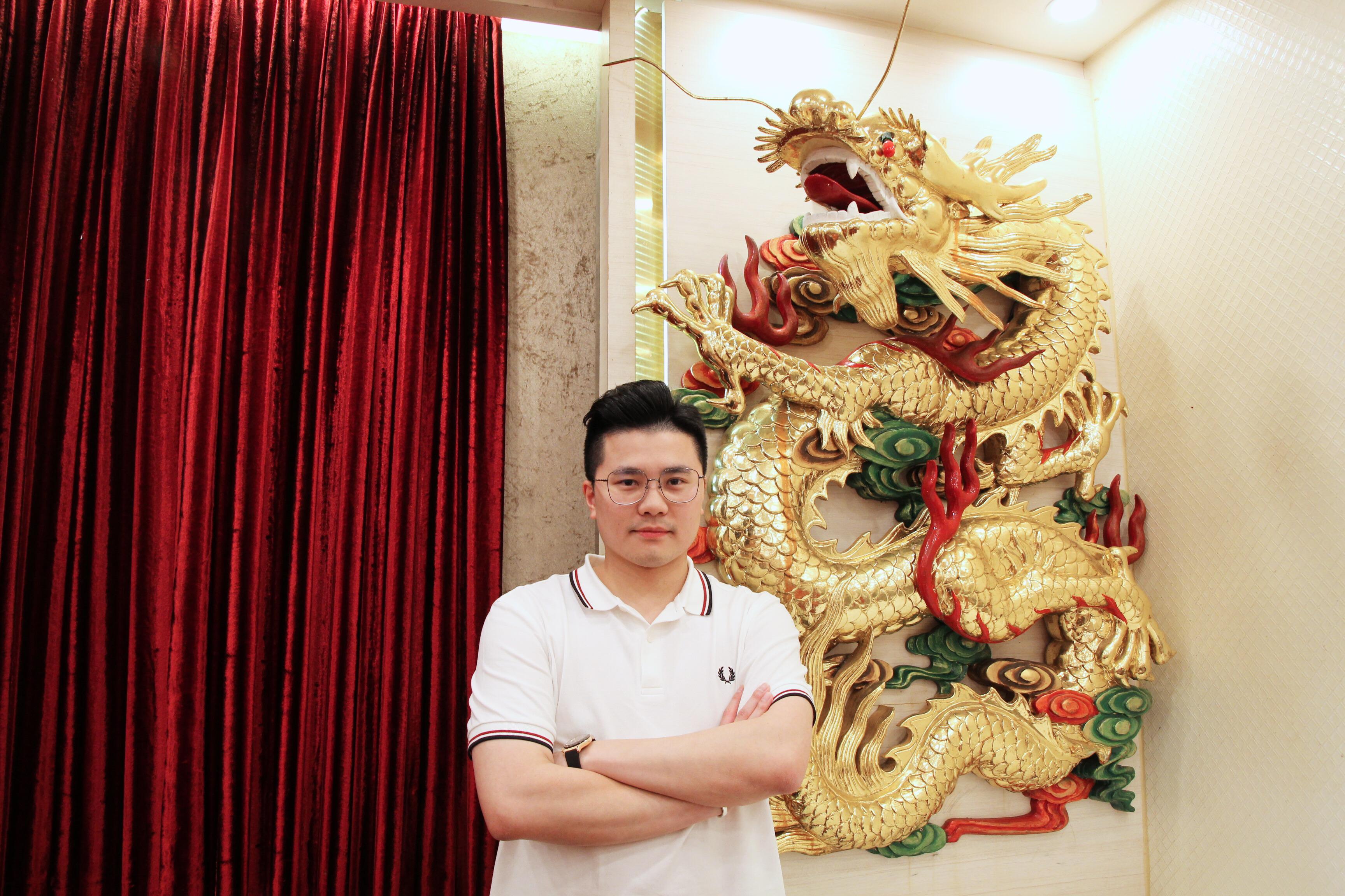 家族第三代、董事總經理阮希正(Hoppe)傳承經營多彩皇宮酒樓。