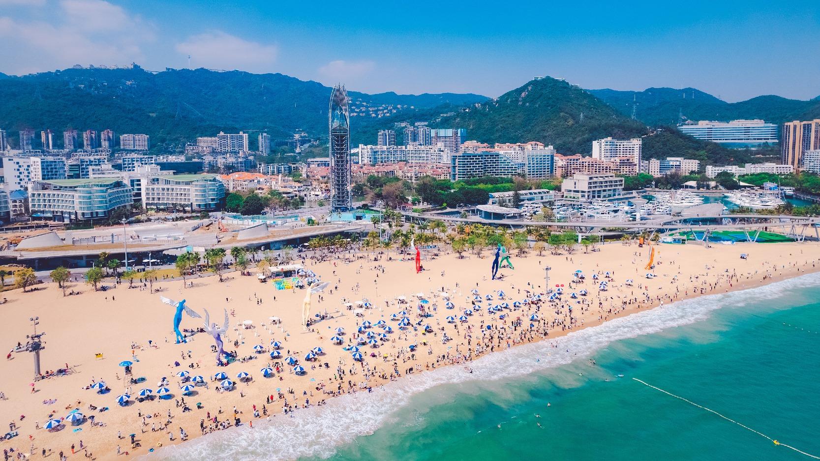 大梅沙曾受超強颳風「山竹」嚴重破壞,如今以更勝當年的狀況接待遊客。(圖片來源:視覺中國)