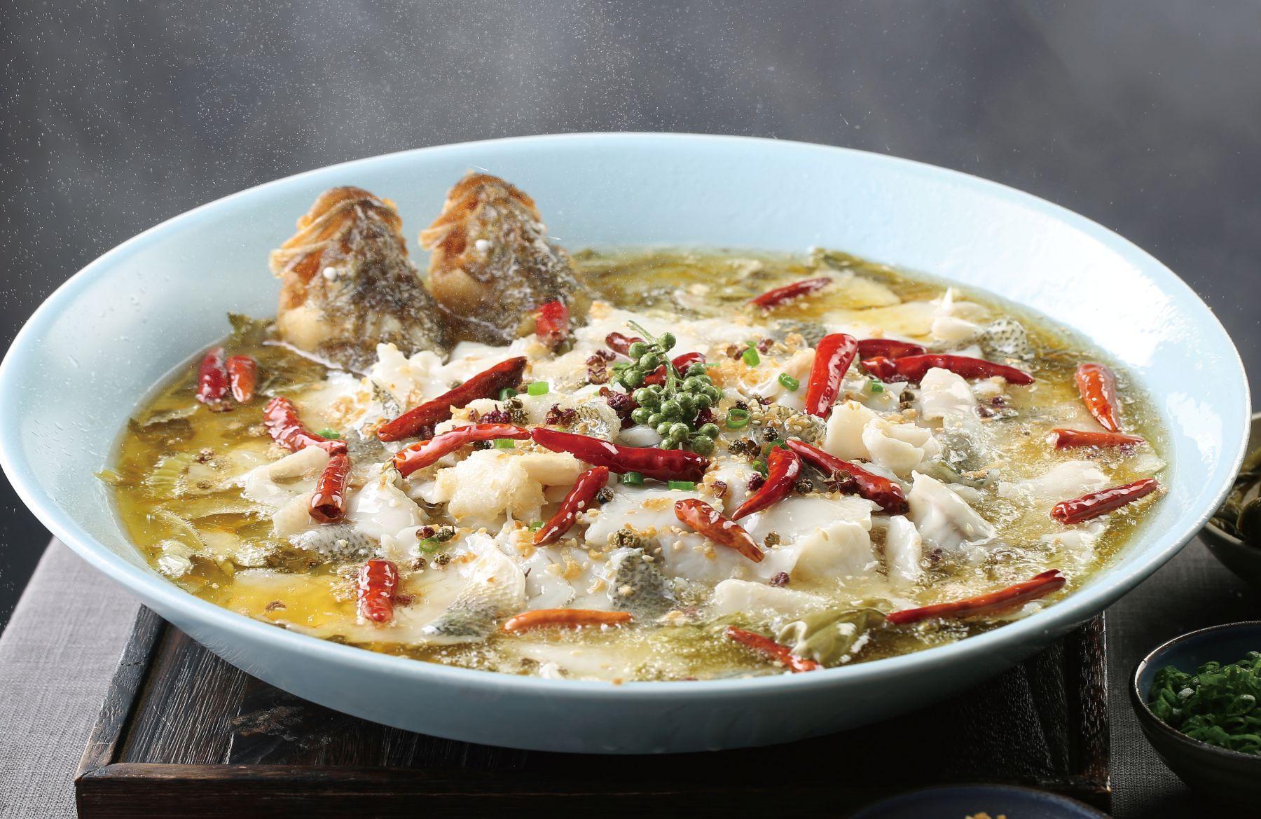 姚姚酸菜魚每日新鮮熬煮湯料,味道層次豐富。