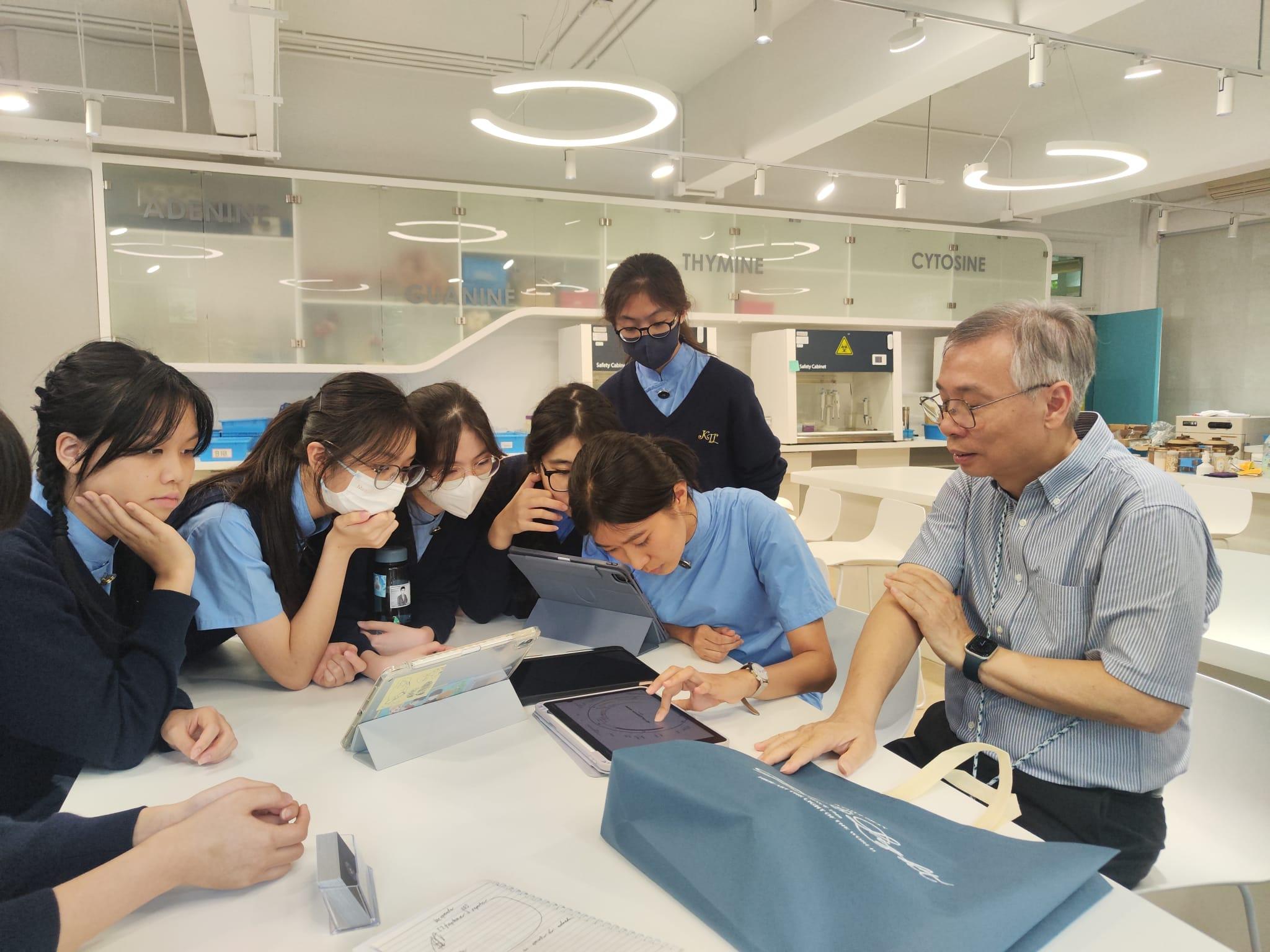 學生與中大生命科學學院教授林漢明進行訪談。